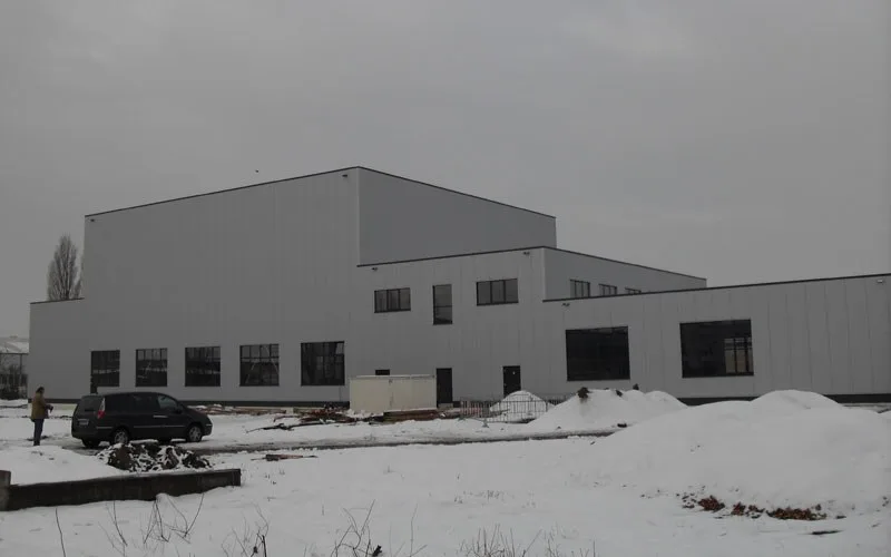 Gewerbehalle, davor Schnee